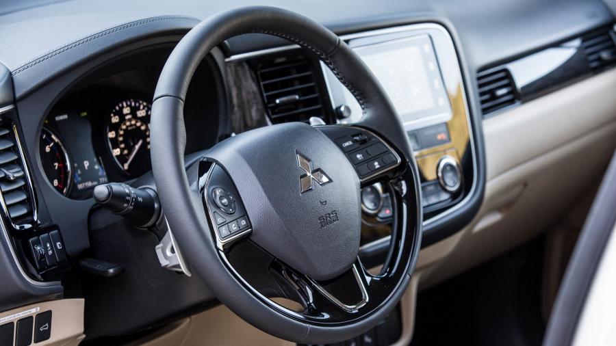 Панель приборов Mitsubishi Outlander GT 2016 года  (фото 51 из 56)